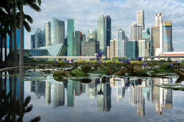 Fototapeta na wymiar Singapore business district with skyscraper building and reflection at Marina Bay, Singapore.