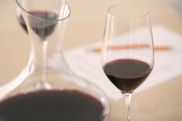 Estimating red wine in wineglass at tasting