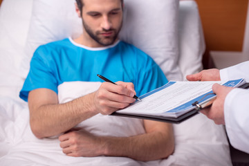 Obraz premium Patient signing medical document