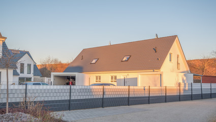 Neubauten mit modernem Sichtschutz-Zaun