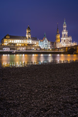Obraz premium Hofkirche und Augustusbrücke in Dresden am Abend, Sachsen in Deutschland