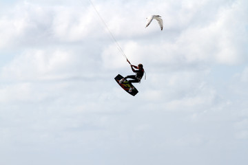 kitesurfer hebt ab