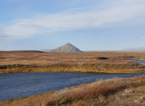 Palagonitkegel Vindbelgjarfjall; am See M&yacute;vatn in Island im Herbst