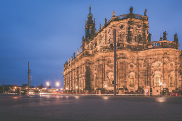 Hofkirche in Dresden am Abend, Sachsen in Deutschland