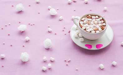 Obraz na płótnie Canvas Hot chocolate, marshmallows, white rose on lilac background. Valentine's day.