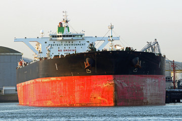 Supertanker wird in Rotterdam gel&ouml;scht