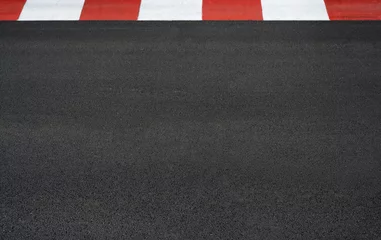 Rolgordijnen Textuur van motorrace-asfalt en stoeprand Grand Prix-circuit © stevanzz
