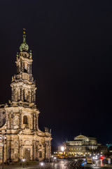 Fototapeta na wymiar Dresdner Hofkirche und Semperoper bei Nacht, Sachsen in Deutschland