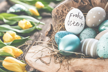 Nostalgisch anmutendes Osternest mit gelben Tulpen