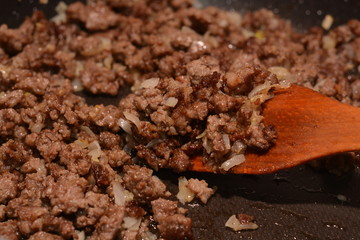 Process of frying minced meat with onion.