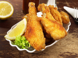 Knuspriges Backhendl mit Zitrone