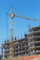 Building crane and building under construction