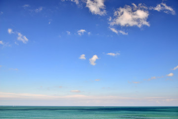 Fototapeta na wymiar perfect sky and water of ocean