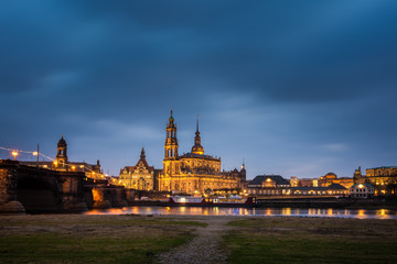 Fototapeta na wymiar Augustusbrücke und Hofkirche in Dresden am Abend, Sachsen in Deutschland