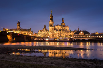 Obraz premium Augustusbrücke und Hofkirche in Dresden am Abend, Sachsen in Deutschland