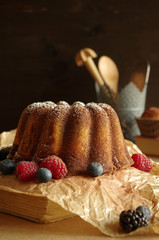 Marmorkuchen-Gugelhupf mit verschiedenen Beeren