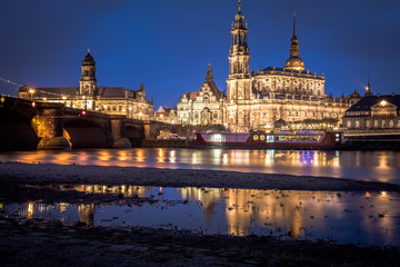 Fototapeta na wymiar Augustusbrücke und Hofkirche in Dresden am Abend, Sachsen in Deutschland