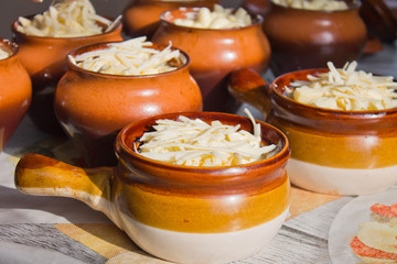 картофель в горшочках, с грибами и сырам