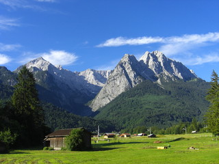 Fototapeta na wymiar Blick von Grainau auf Alpsitze, Waxenstein und Zugspitze