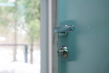 хромированная ручка на стеклянной двери
