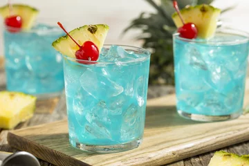 Rolgordijnen Verfrissende Blue Hawaii Cocktail Punch © Brent Hofacker
