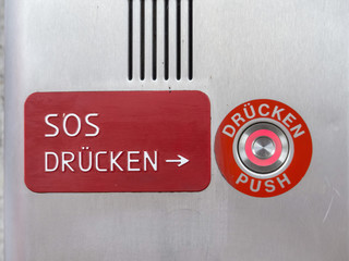 Eine Notrufsäule auf einem Bahnhof