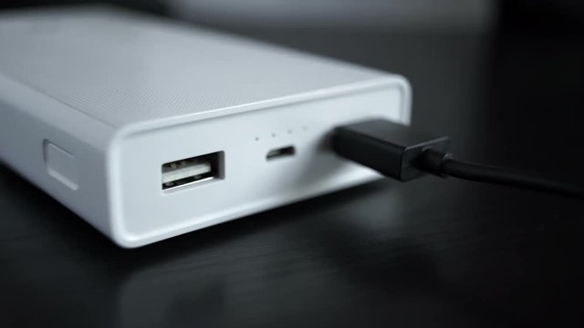 Connecting the power cable to Power Bank, 1920x1080, 25p
