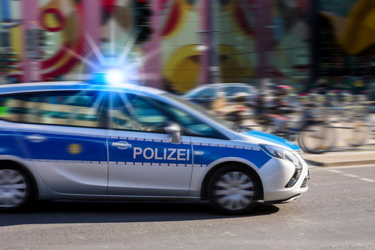 POLIZEI - ein Polizeiauto f&auml;hrt einen Einsatz