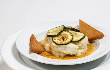 Loma de Bacalao con salmorejo y mejillones