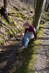 Ein Mädchen und ein Junge spielen an einem kleinen Bach im Wald