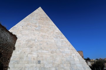 Fototapeta na wymiar Pyramide romaine