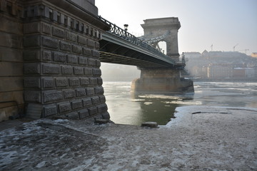 zugefrorener Fluss in Budapest
