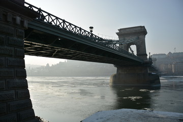 Br&uuml;cke in Budapest im Winter 