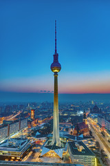 Fototapeta premium Śródmieście Berlin ze słynną wieżą telewizyjną po zachodzie słońca
