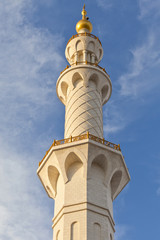 Fototapeta premium Minaret of the mosque against blue skies in Abu Dhabi, UAE