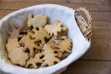 Gingerbread in basket on wooden surface