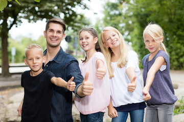 Kinder zeigen Daumen hoch