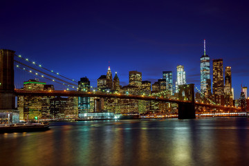 Fototapeta premium Brooklyn Bridge i Manhattan Skyline Night, Nowy Jork