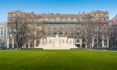 Fototapeta premium Statue of Lajos Kossuth near Budapest Parliament, Hungary