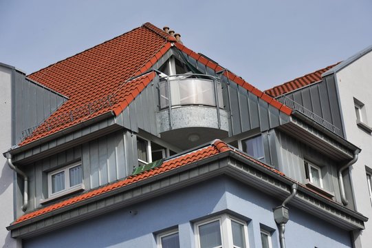 Moderne Balkone mit Edelstahl-Geländer an Hausfront