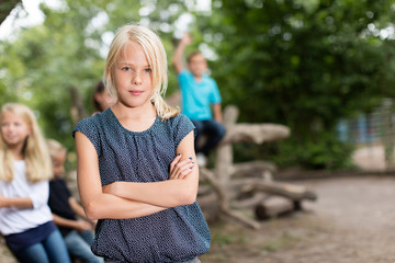 Mädchen mit verschränkten Armen im Portrait