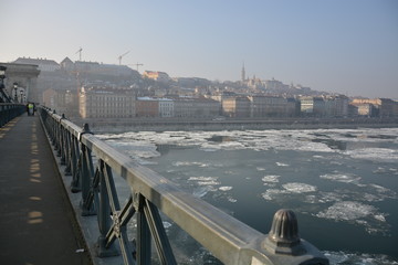 zugefrorene Donau in Budapest, Ungarn