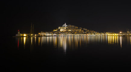 Fototapeta na wymiar Reflejos en el puerto de Ibiza