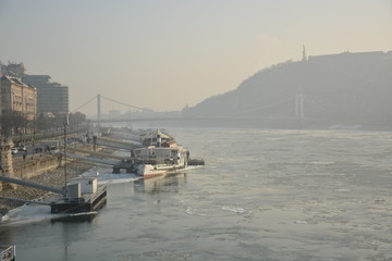 Fototapeta na wymiar zugefrorener Fluss in Budapest