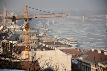 zugefrorener Fluss in Budapest