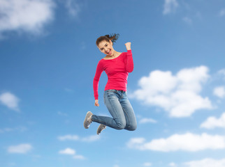 Obraz premium smiling young woman jumping in air