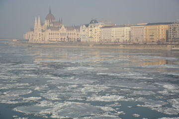 zugefrorener Fluss in Budapest