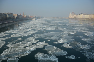 zugefrorener Fluss in Budapest