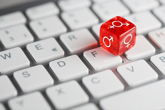 Rot farbener / roter W&uuml;rfel auf Tastatur / Geschlechter & Gleichstellung