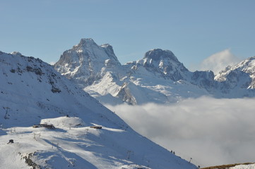 Picos y nubes